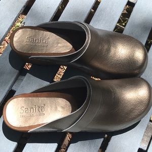 `Gold leather and wooden clogs